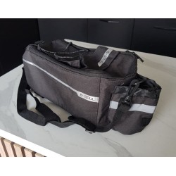 Sacoche thermique isotherme installée sur un porte‑bagage de vélo, idéale pour garder aliments et boissons au frais.