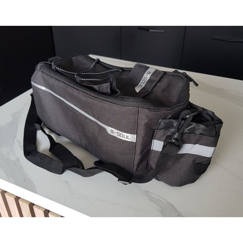 Sacoche thermique isotherme installée sur un porte‑bagage de vélo, idéale pour garder aliments et boissons au frais.