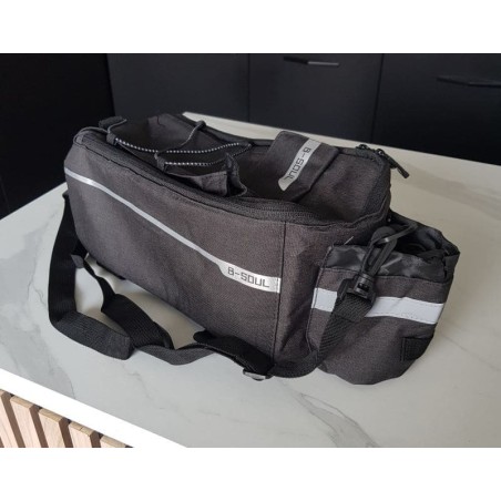 Sacoche thermique isotherme installée sur un porte‑bagage de vélo, idéale pour garder aliments et boissons au frais.