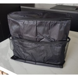 Organisateur de siège auto avec poches multiples et sac thermique isotherme intégré.