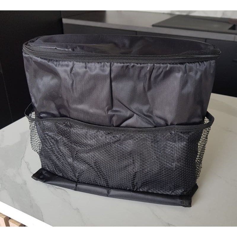 Organisateur de siège auto avec poches multiples et sac thermique isotherme intégré.