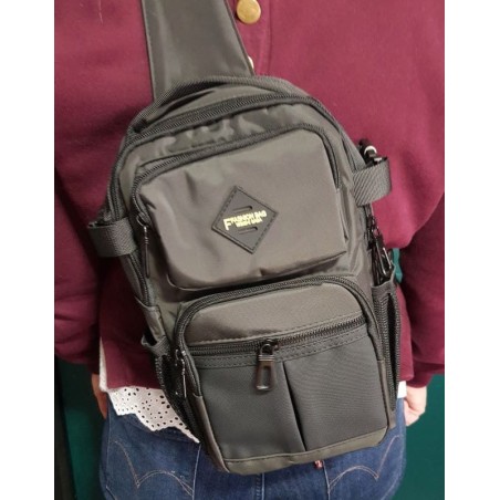 Sac banane homme crossbody noir avec multiples poches zippées et sangle réglable.