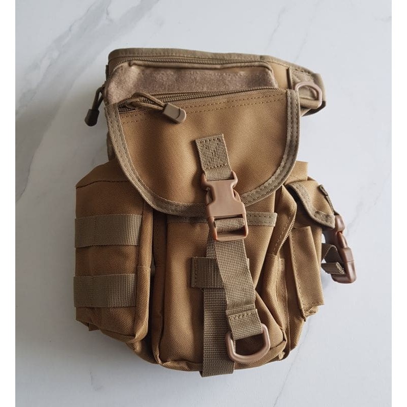 Sac de jambe tactique militaire imperméable avec 6 poches et sangles réglables.