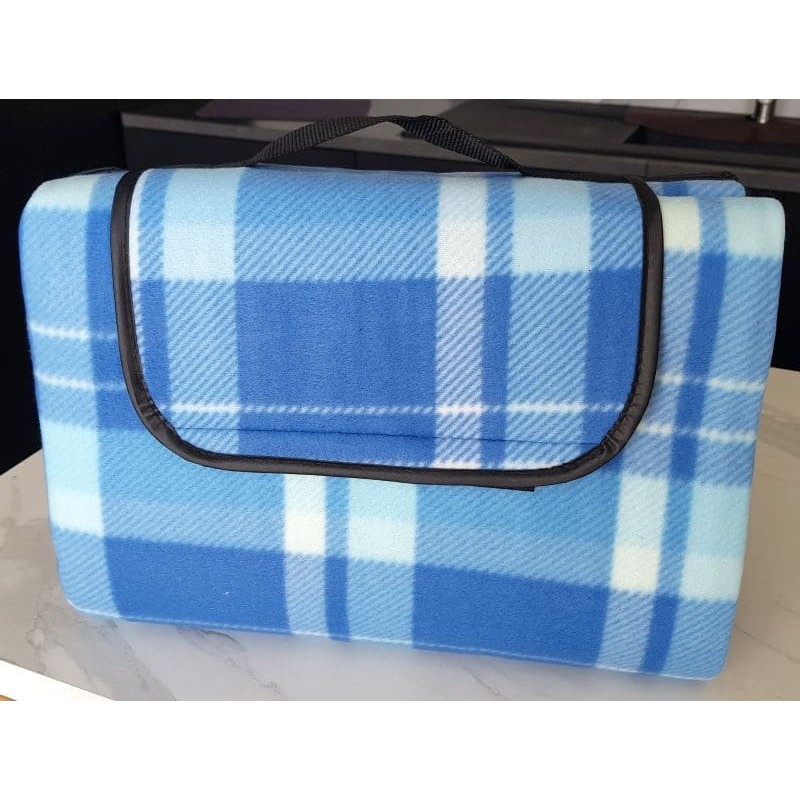 Couverture isolante étanche bleu à carreaux – idéale pour pique‑nique, plage et camping.