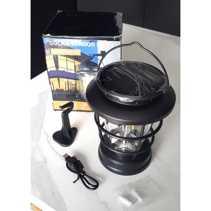 Lampe solaire LED noire IPX65 avec détecteur crépusculaire – lumière blanc chaud.
