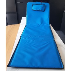 Tapis de plage pliable avec dossier réglable, coussin et poche zippée – idéal pour bronzer confortablement.