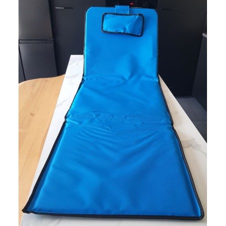 Tapis de plage pliable avec dossier réglable, coussin et poche zippée – idéal pour bronzer confortablement.