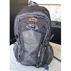 Sac à dos de randonnée 40L noir, ergonomique et résistant à l’eau.