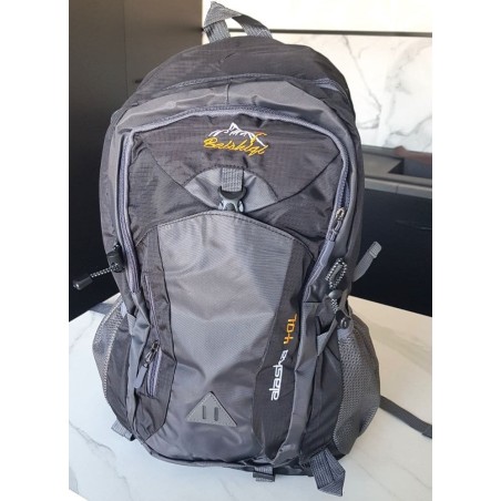 Sac à dos de randonnée 40L noir, ergonomique et résistant à l’eau.